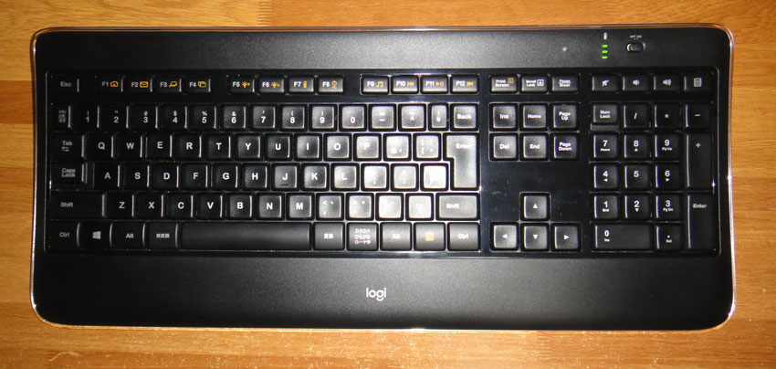 ロジクール(Logicool) ワイヤレスキーボード K800t｜大きめのアームレスト。キーを含めて全体的に丸みを帯びた優しいデザインが特長。