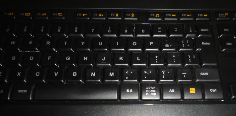 ロジクール(Logicool) ワイヤレスキーボード K800t｜ちょっとした工夫ですが、ファンクションキーの色がオレンジで視認性が高く、使いやすい。